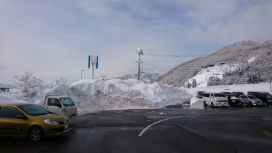 駐車場の除雪によってできた雪山